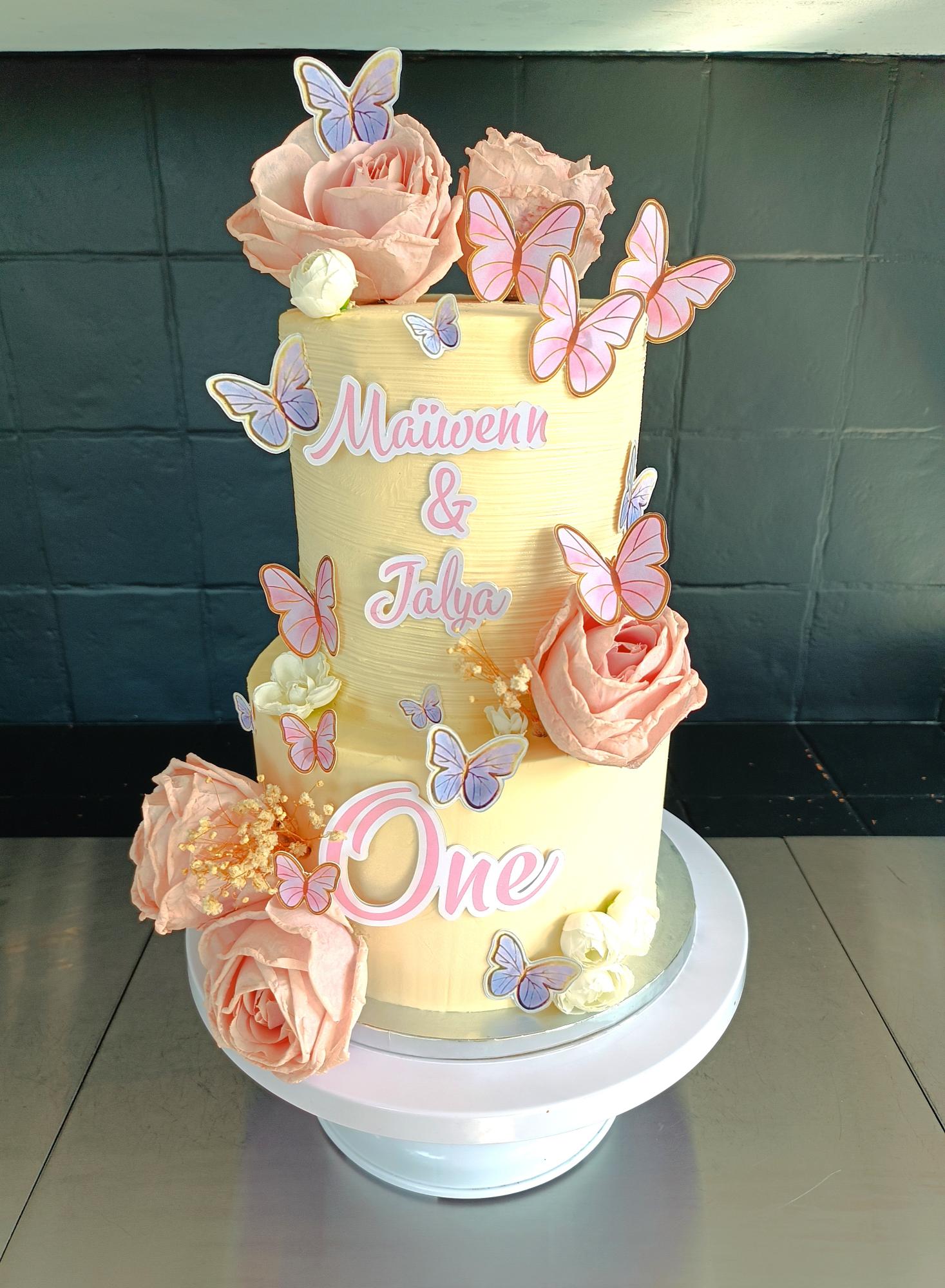 Layer cake thème papillons et roses, prénoms Maïwenn & Talya, 1 an
